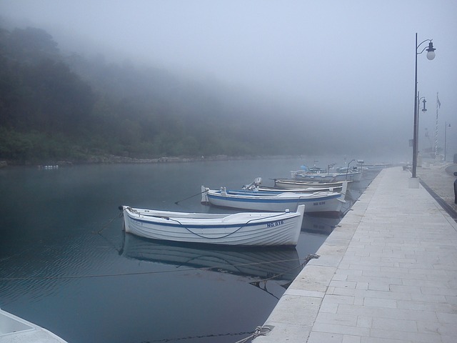 barcos en la niebla